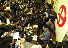報道陣に取り囲まれる田中耕一さん
